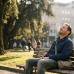 Uomo rilassato su una panchina per ricordare che la vita non è una merce
