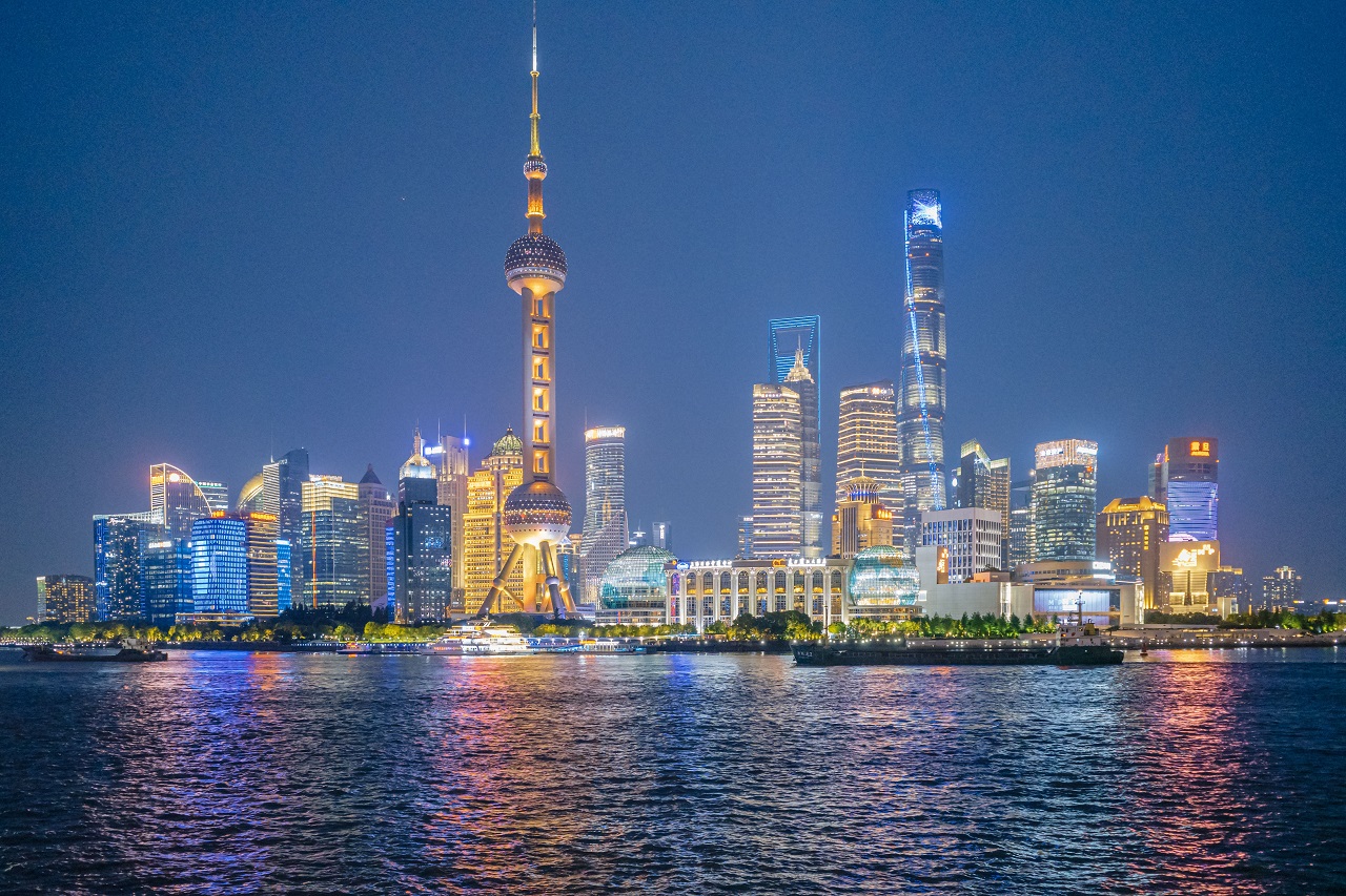 Skyline notturno di Shanghai per il confronto su Cina e democrazie occidentali